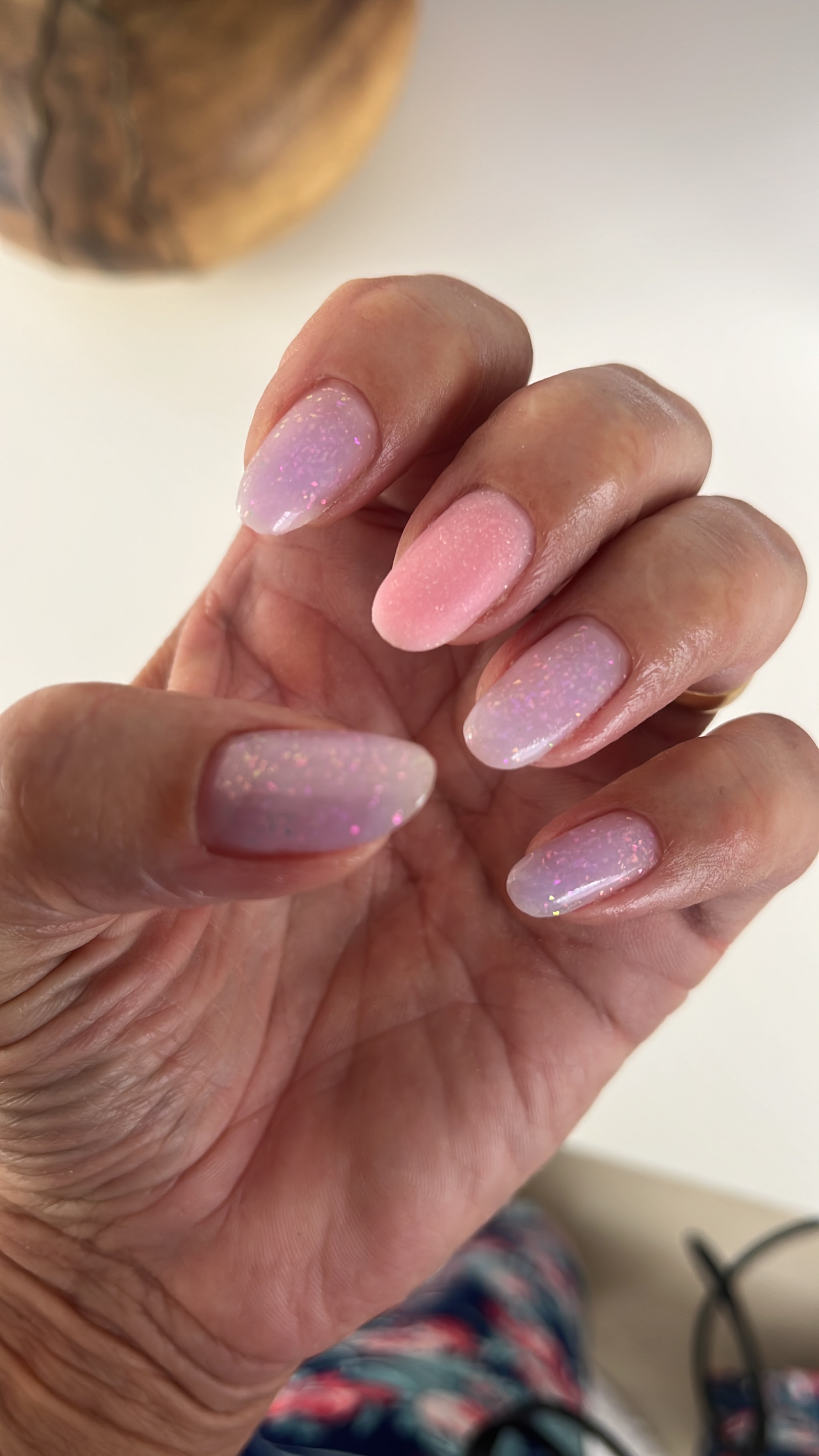Roze glitternagels met een zachte overloop