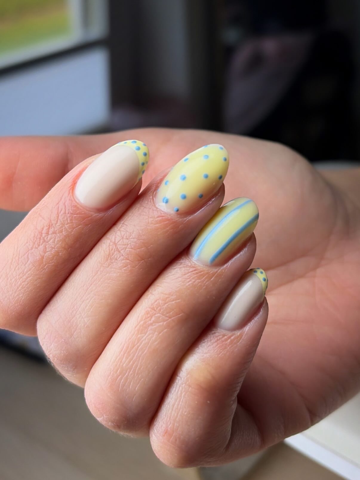 Pastelnagels in nude, geel met blauwe stipjes en blauw-geel gestreept